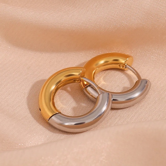 AVARIA EARRINGS - 18k gold plated & silver hoops (water resistant) - Picture 6 of 7